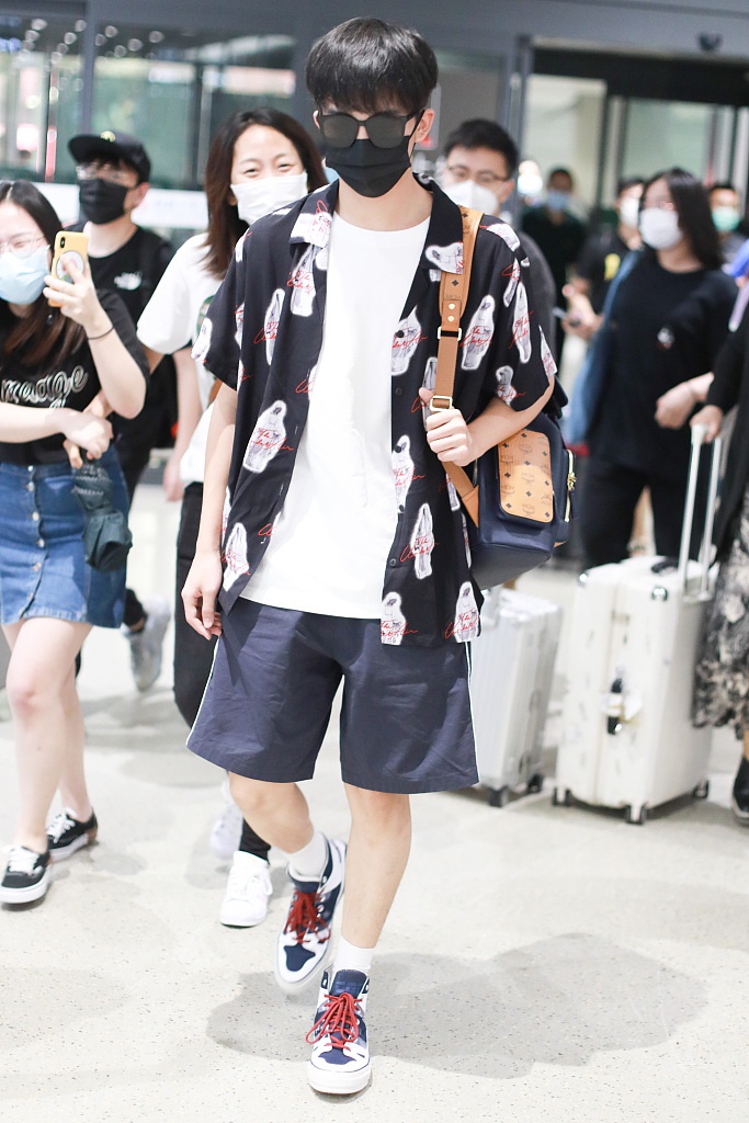 黄子弘凡穿印花衬衫清爽帅气 昂首阔步气场在线