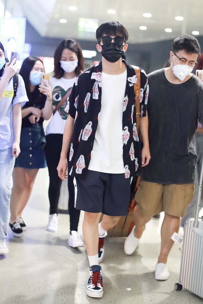 黄子弘凡穿印花衬衫清爽帅气 昂首阔步气场在线