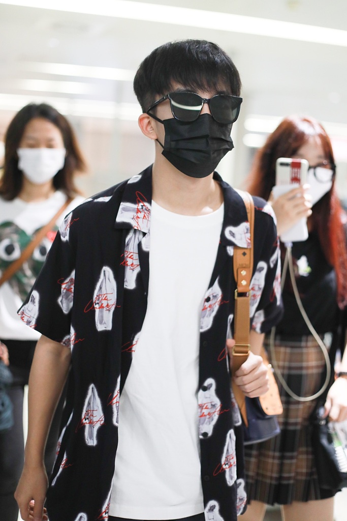 黄子弘凡穿印花衬衫清爽帅气 昂首阔步气场在线