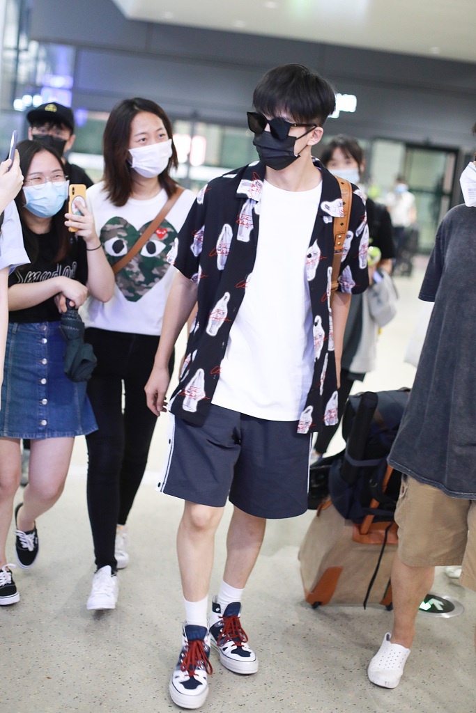 黄子弘凡穿印花衬衫清爽帅气 昂首阔步气场在线