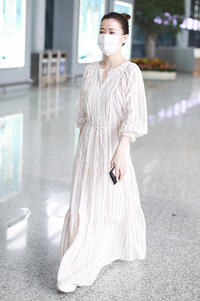 佘诗曼穿白色连衣裙优雅大方 扎丸子头青春减龄