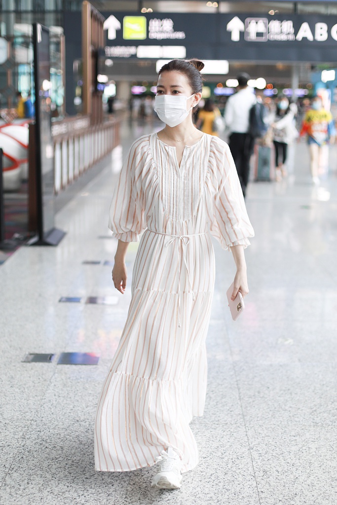 佘诗曼穿白色连衣裙优雅大方 扎丸子头青春减龄