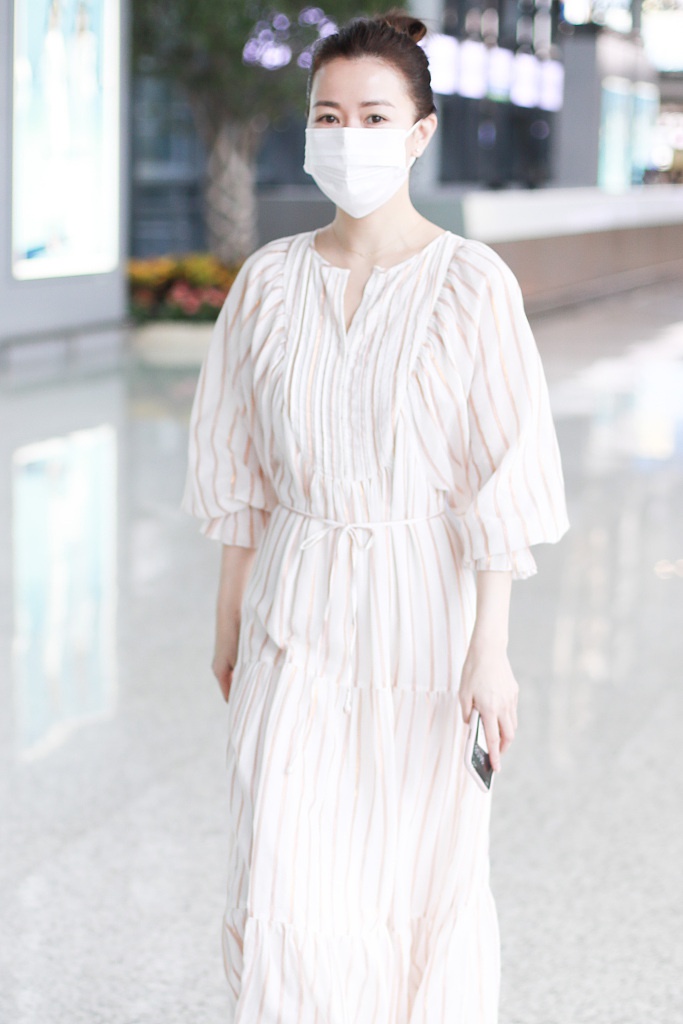 佘诗曼穿白色连衣裙优雅大方 扎丸子头青春减龄