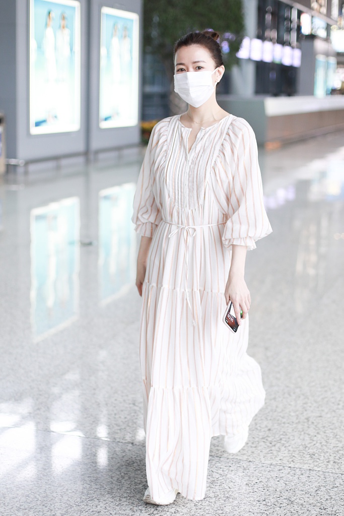 佘诗曼穿白色连衣裙优雅大方 扎丸子头青春减龄