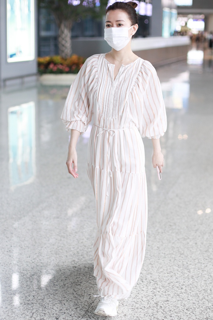 佘诗曼穿白色连衣裙优雅大方 扎丸子头青春减龄