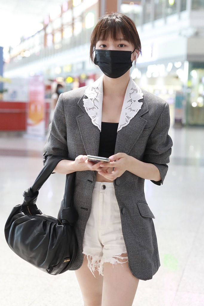 任敏穿西装搭热裤秀长腿 眉清目秀气质可盐可甜