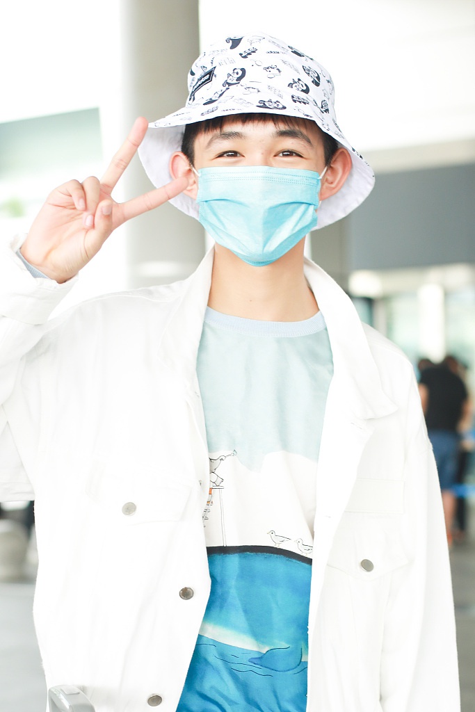 荣梓杉全白穿搭清爽帅气 对镜比剪刀手乖巧可爱