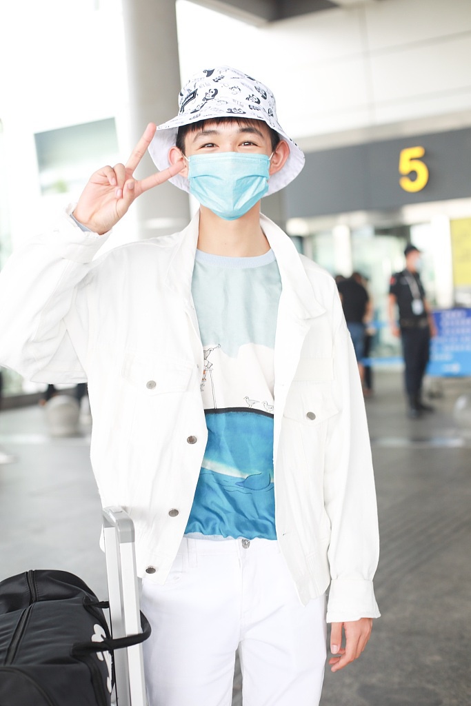 荣梓杉全白穿搭清爽帅气 对镜比剪刀手乖巧可爱