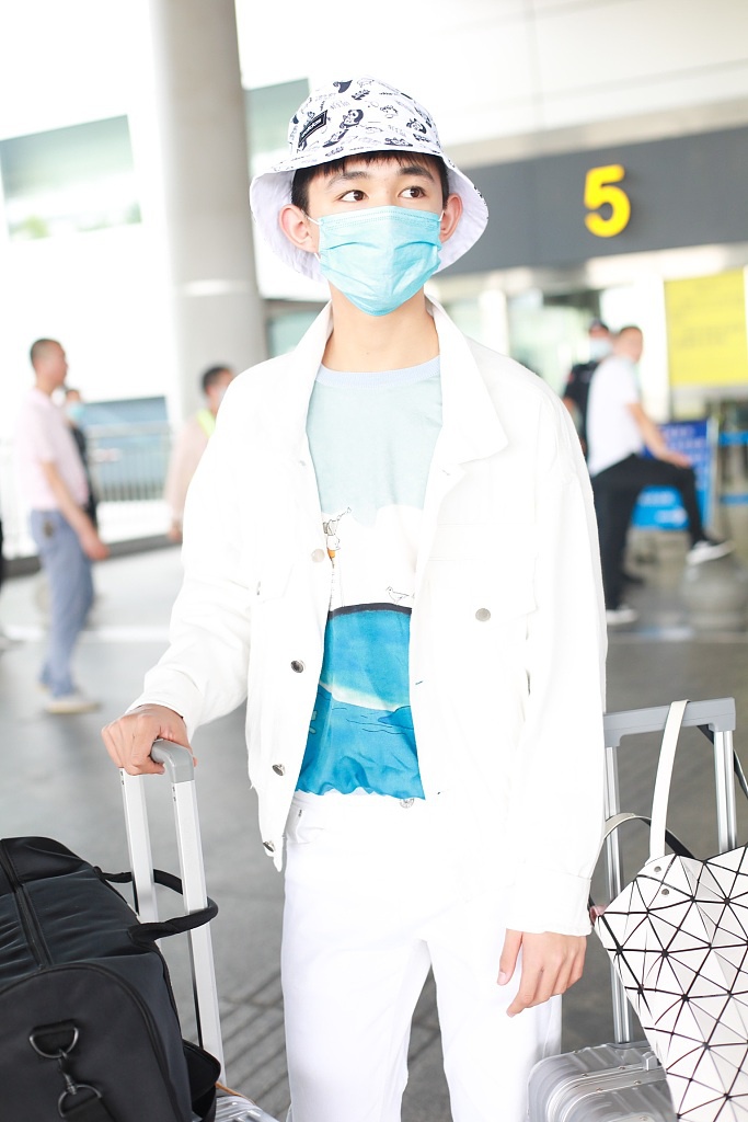 荣梓杉全白穿搭清爽帅气 对镜比剪刀手乖巧可爱