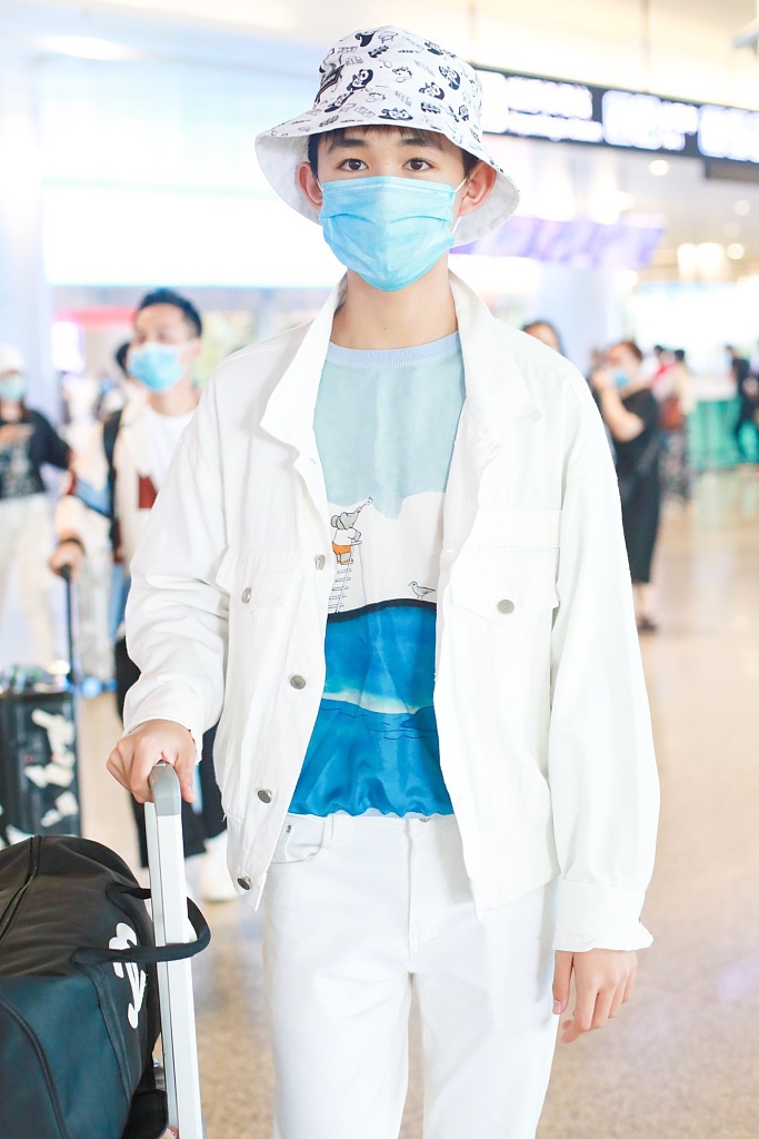 荣梓杉全白穿搭清爽帅气 对镜比剪刀手乖巧可爱