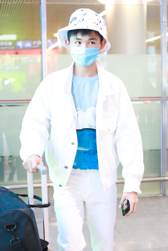 荣梓杉全白穿搭清爽帅气 对镜比剪刀手乖巧可爱