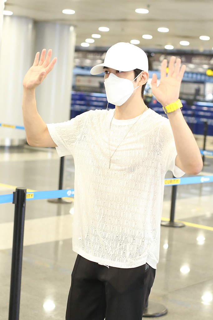 李治廷黑白look简约低调帅气满分 举双手挠头呆萌可爱