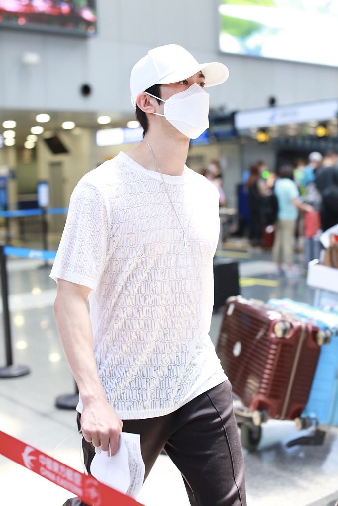 李治廷黑白look简约低调帅气满分 举双手挠头呆萌可爱