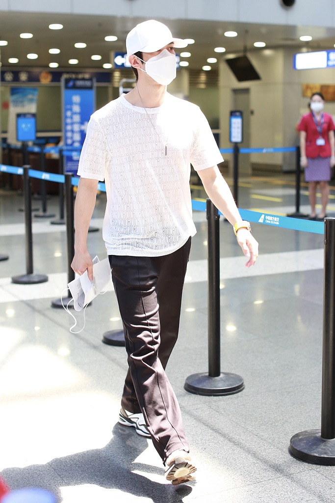 李治廷黑白look简约低调帅气满分 举双手挠头呆萌可爱