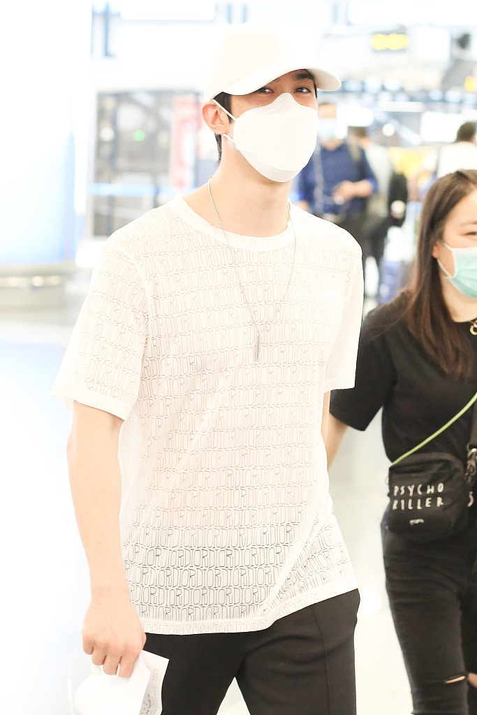 李治廷黑白look简约低调帅气满分 举双手挠头呆萌可爱