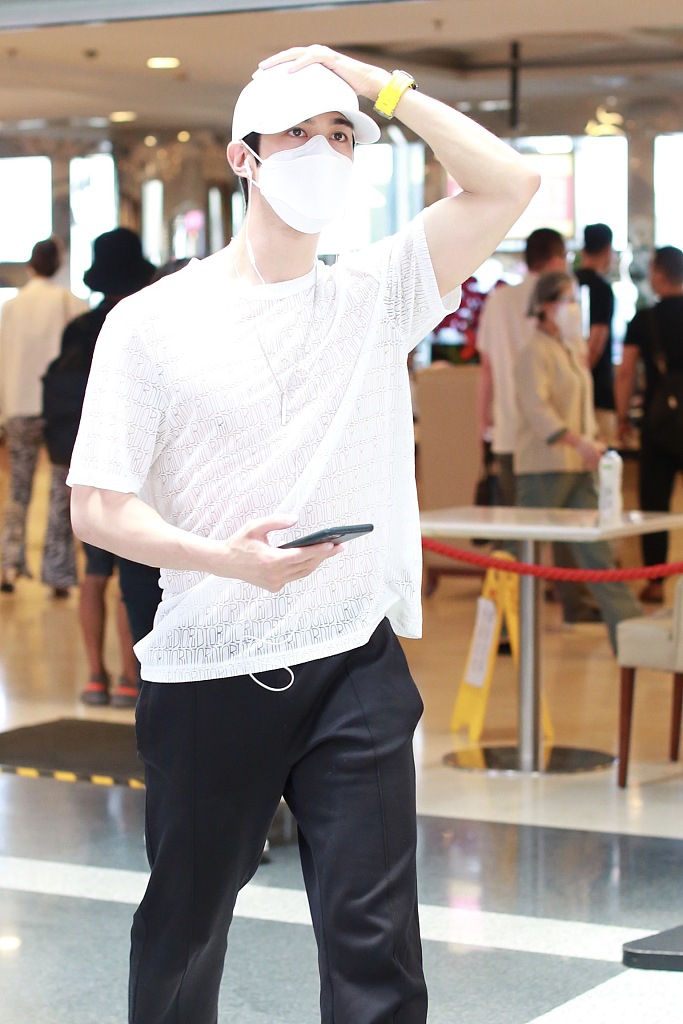 李治廷黑白look简约低调帅气满分 举双手挠头呆萌可爱