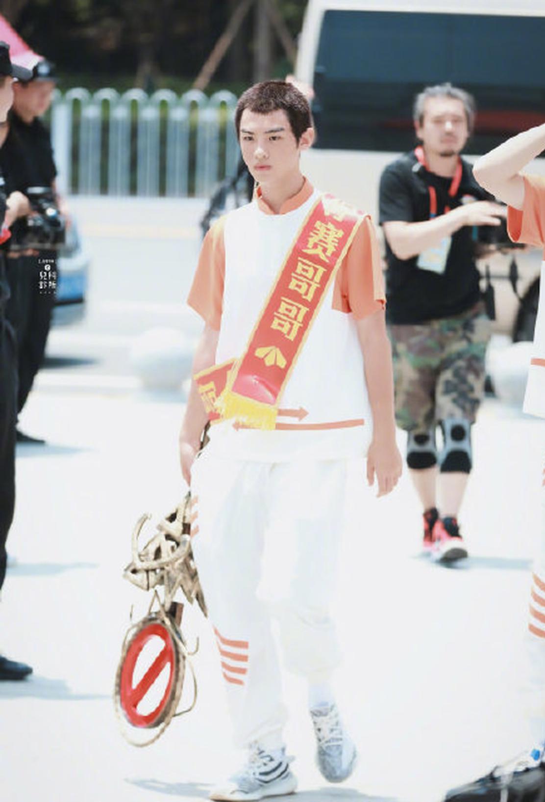 黄明昊寸头造型英气十足 橙白套装活力满满