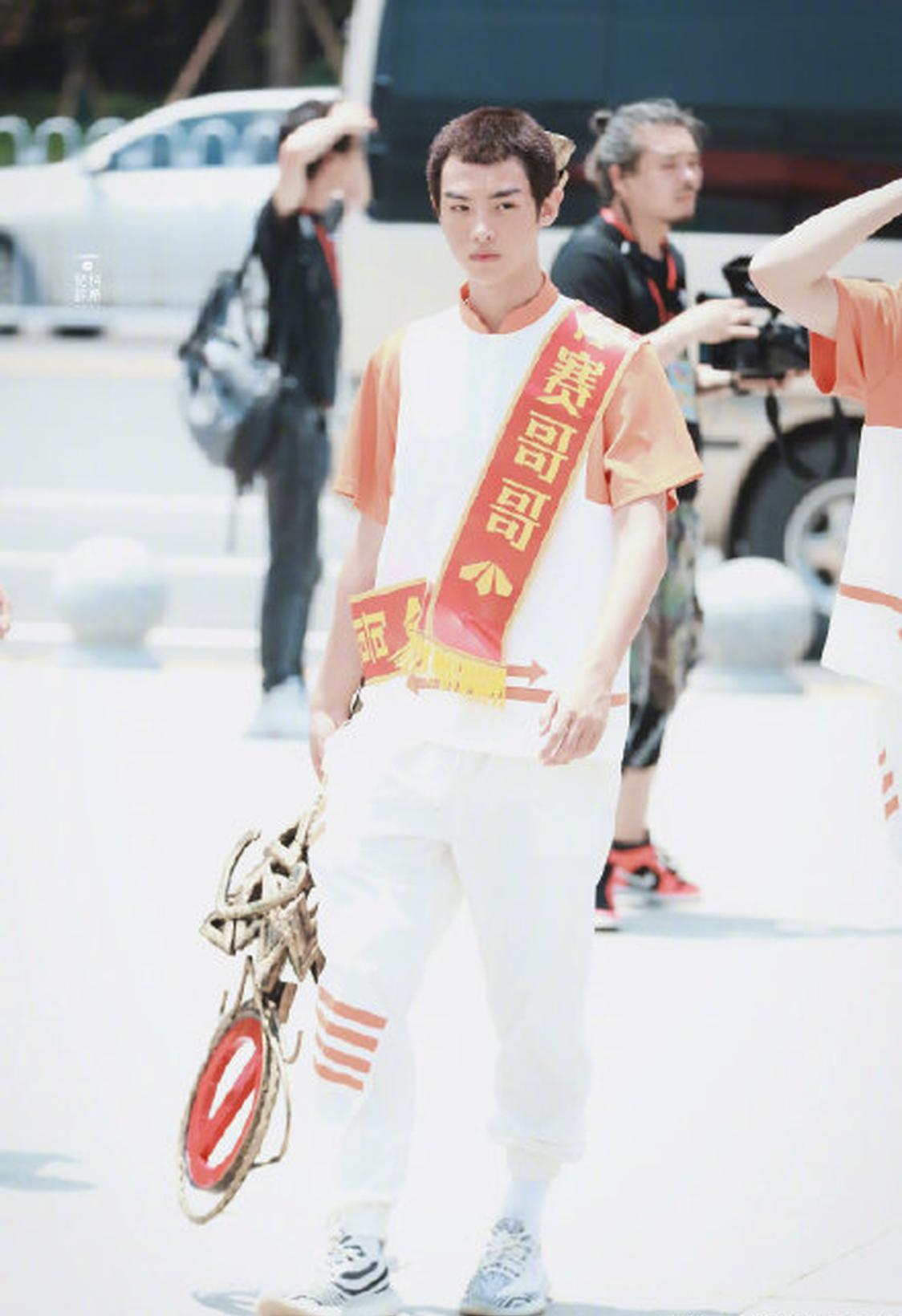 黄明昊寸头造型英气十足 橙白套装活力满满