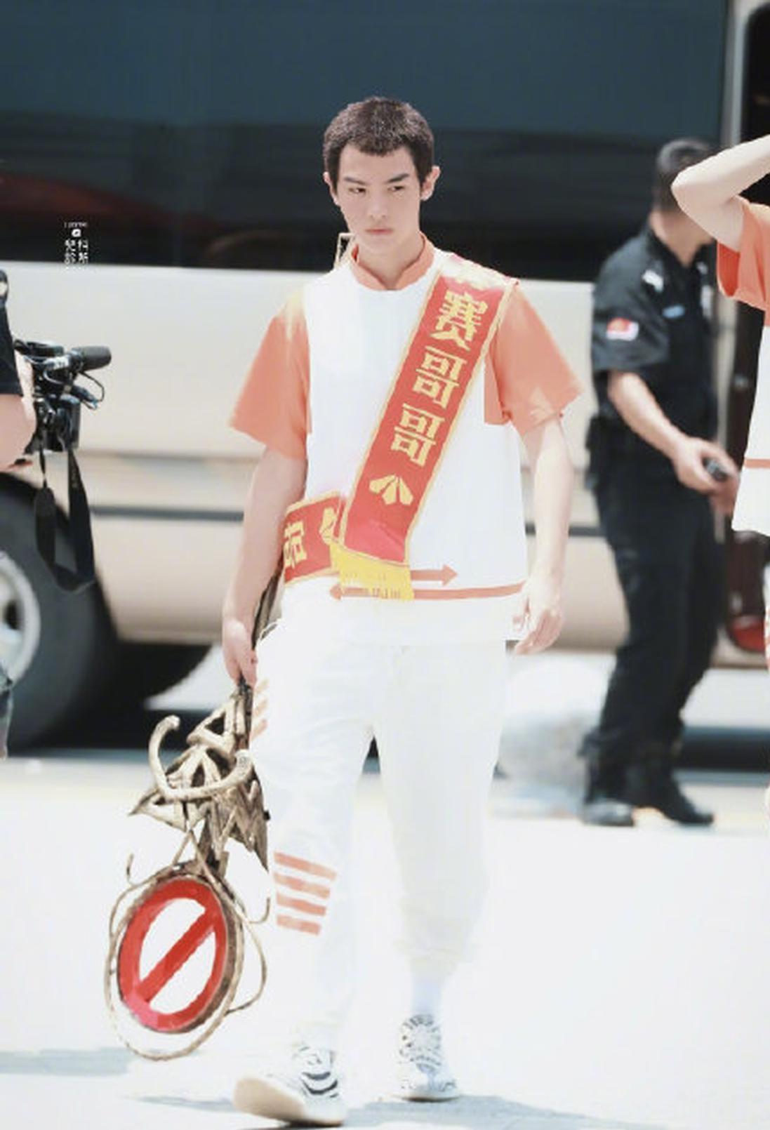 黄明昊寸头造型英气十足 橙白套装活力满满