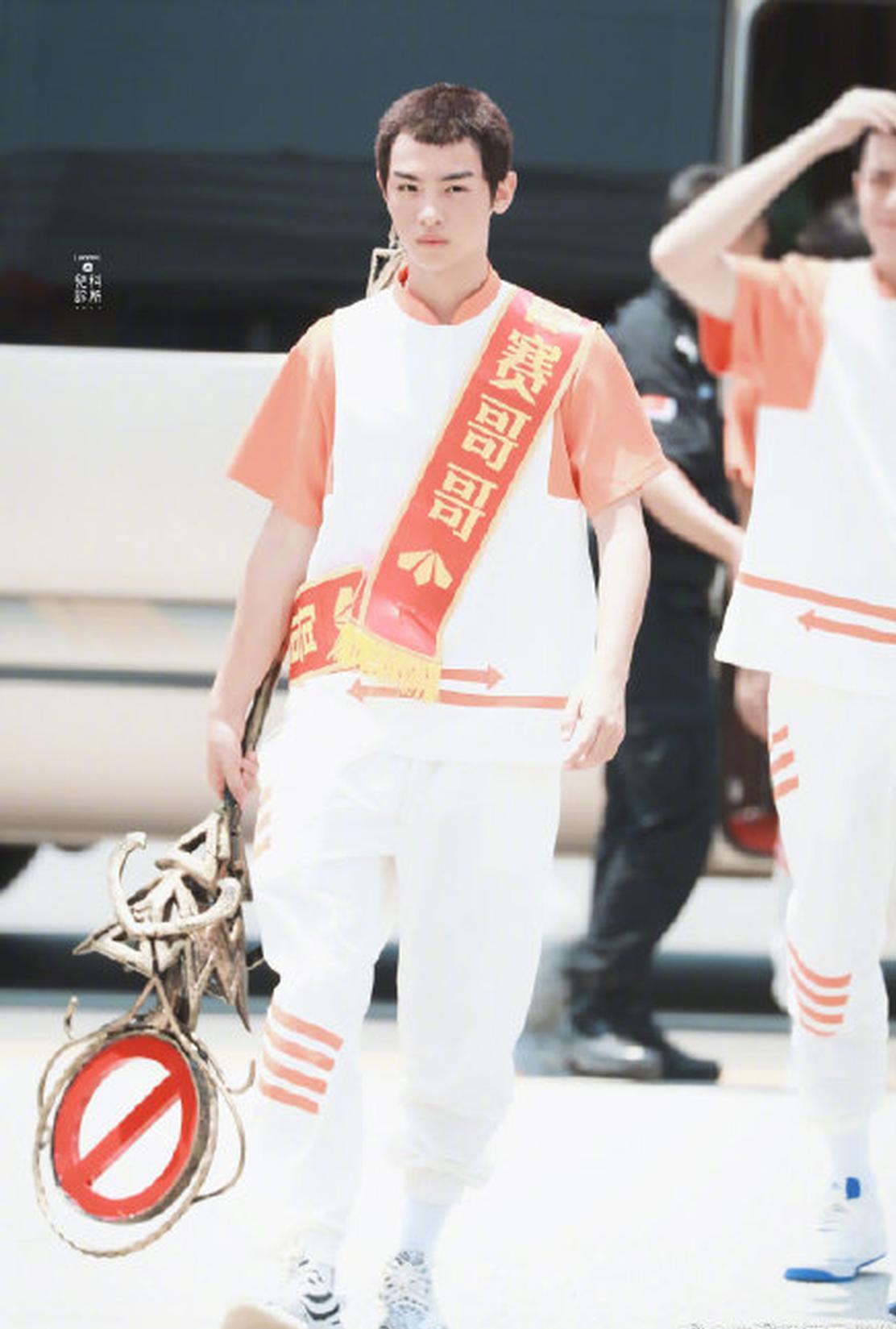 黄明昊寸头造型英气十足 橙白套装活力满满