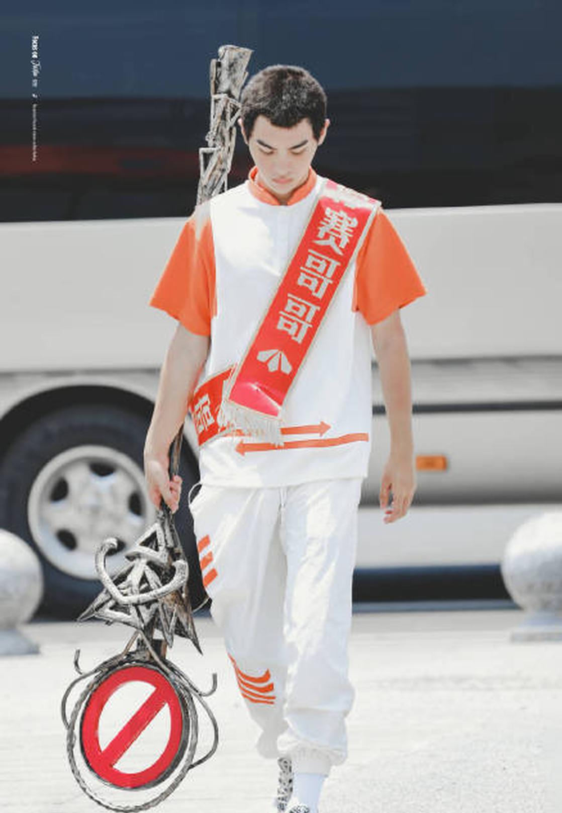 黄明昊寸头造型英气十足 橙白套装活力满满