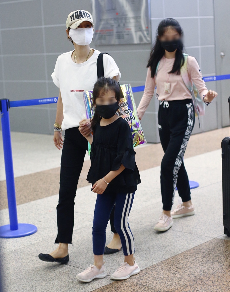 马伊琍牵两个女儿画面温馨 大女儿亭亭玉立身高接近妈妈