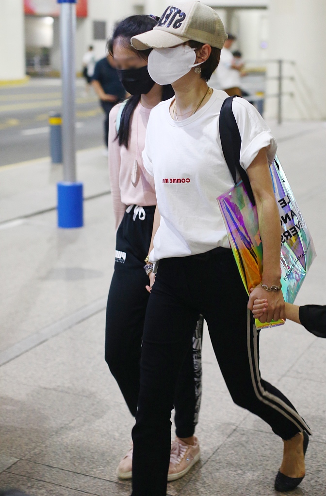 马伊琍牵两个女儿画面温馨 大女儿亭亭玉立身高接近妈妈