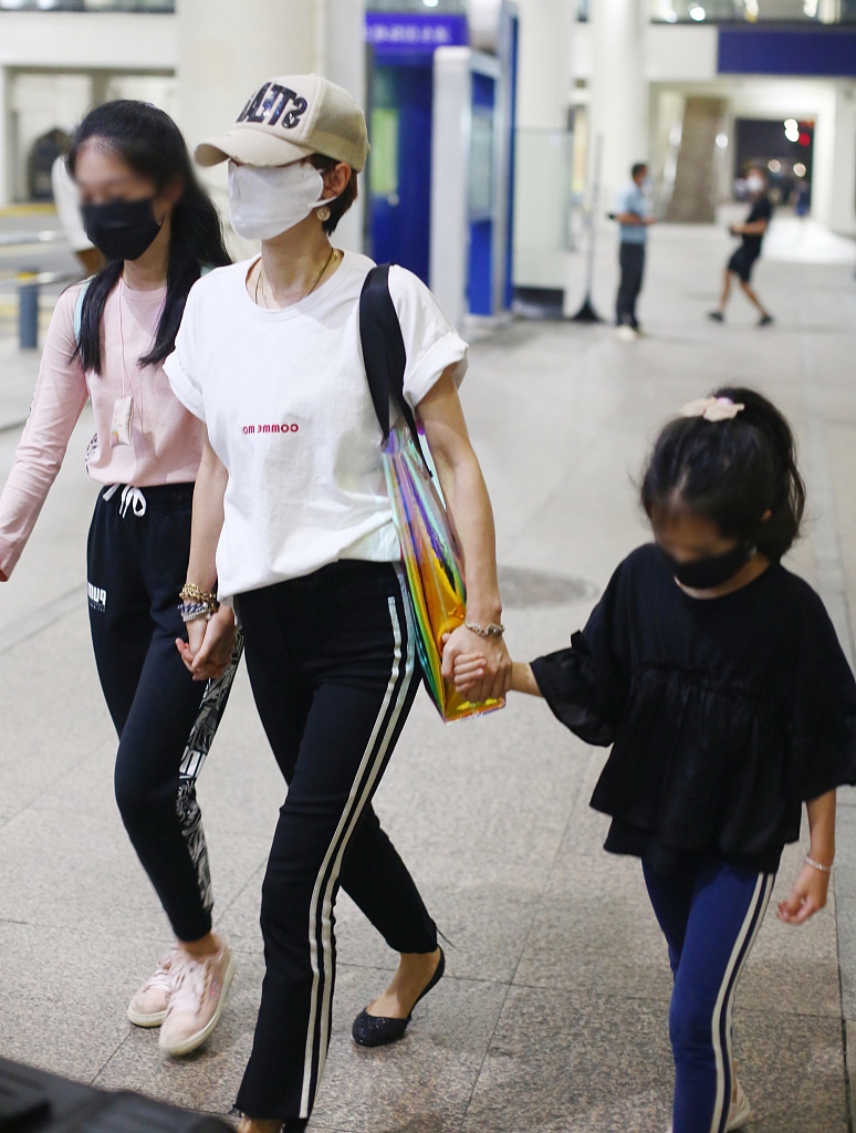 马伊琍牵两个女儿画面温馨 大女儿亭亭玉立身高接近妈妈