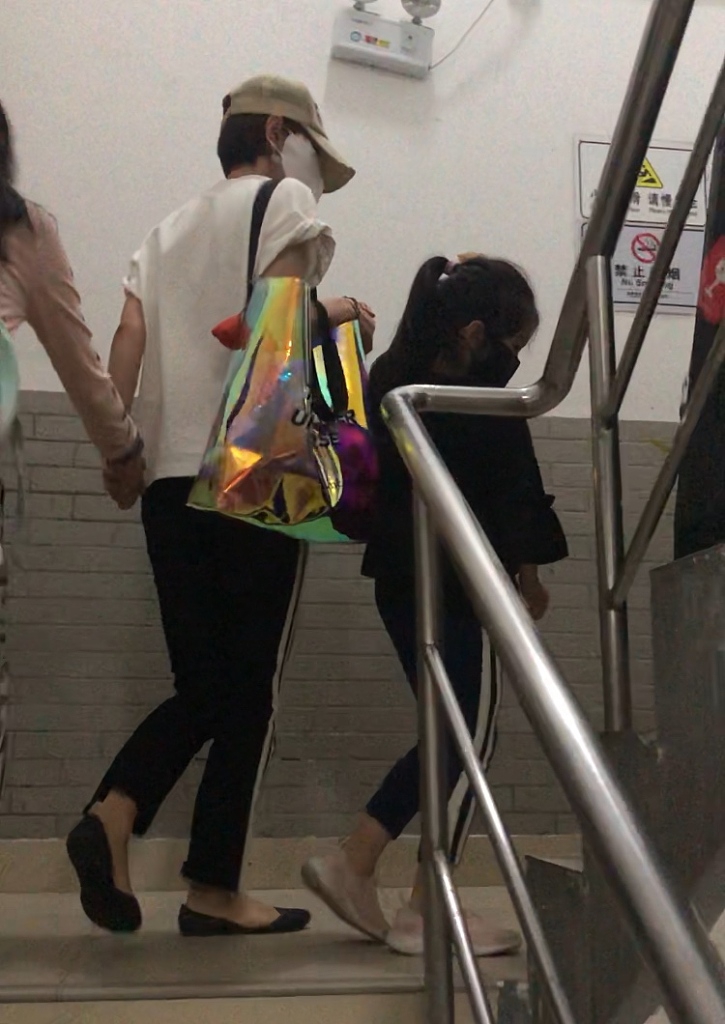 马伊琍牵两个女儿画面温馨 大女儿亭亭玉立身高接近妈妈