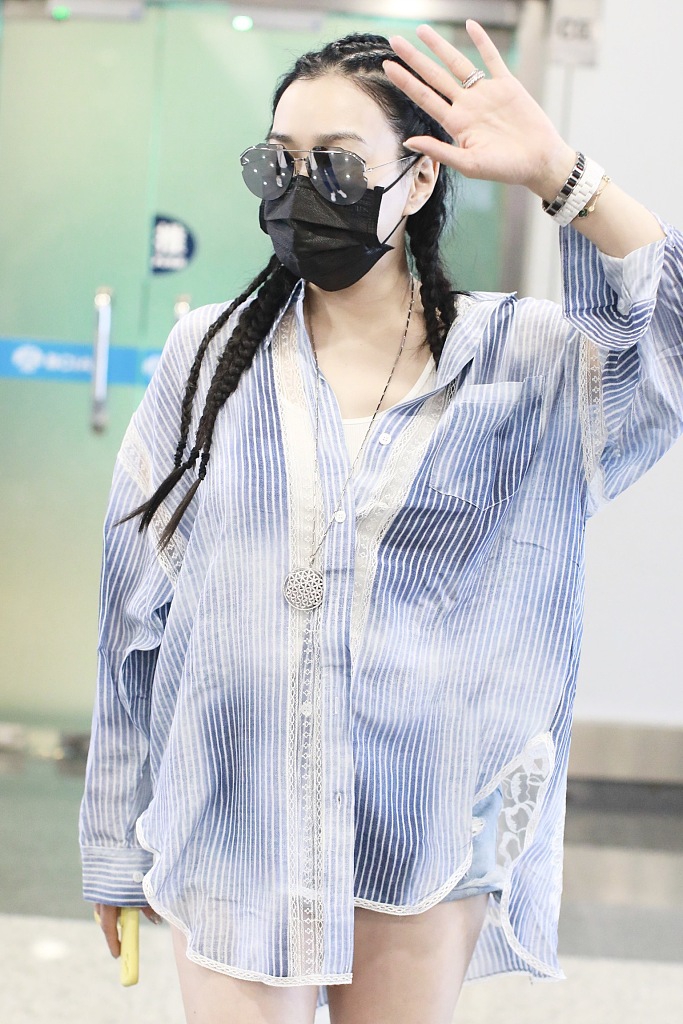 钟丽缇梳脏辫机场嗨跳 与张伦硕搭肩画面美好