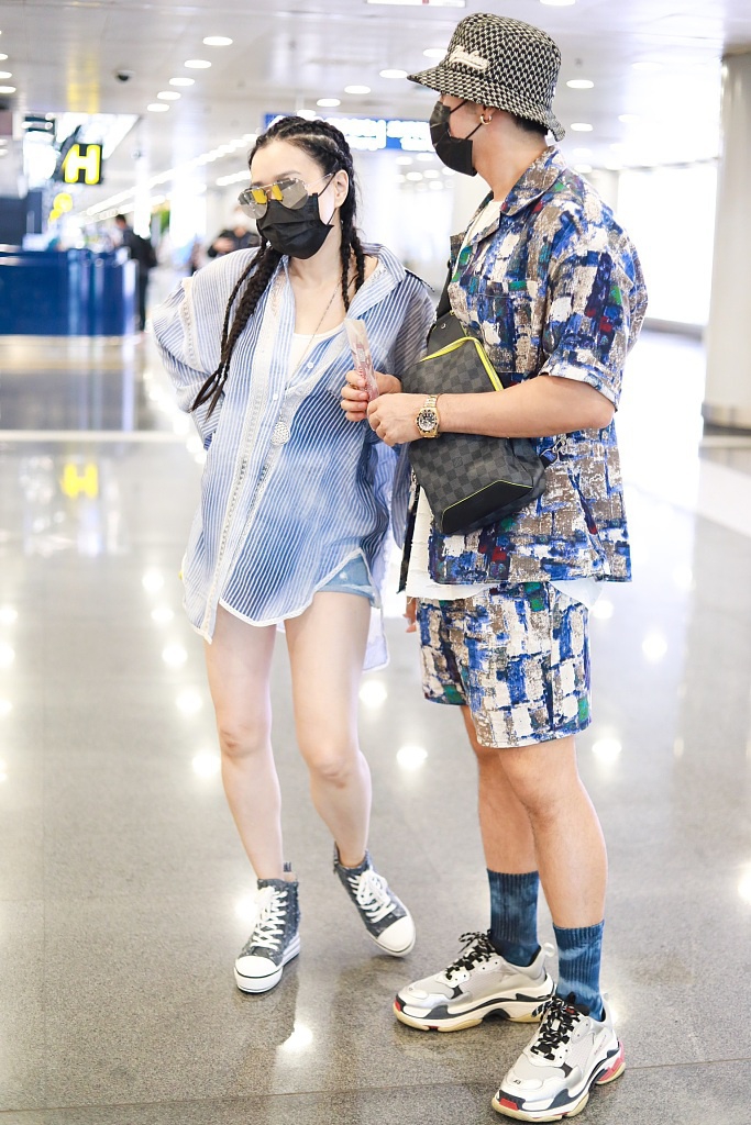 钟丽缇梳脏辫机场嗨跳 与张伦硕搭肩画面美好
