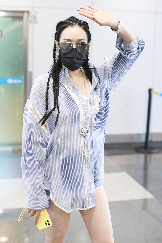 钟丽缇梳脏辫机场嗨跳 与张伦硕搭肩画面美好