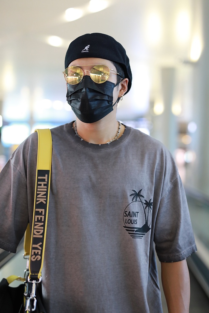 韩东君戴项链耳钉变潮男 酷劲十足走机场