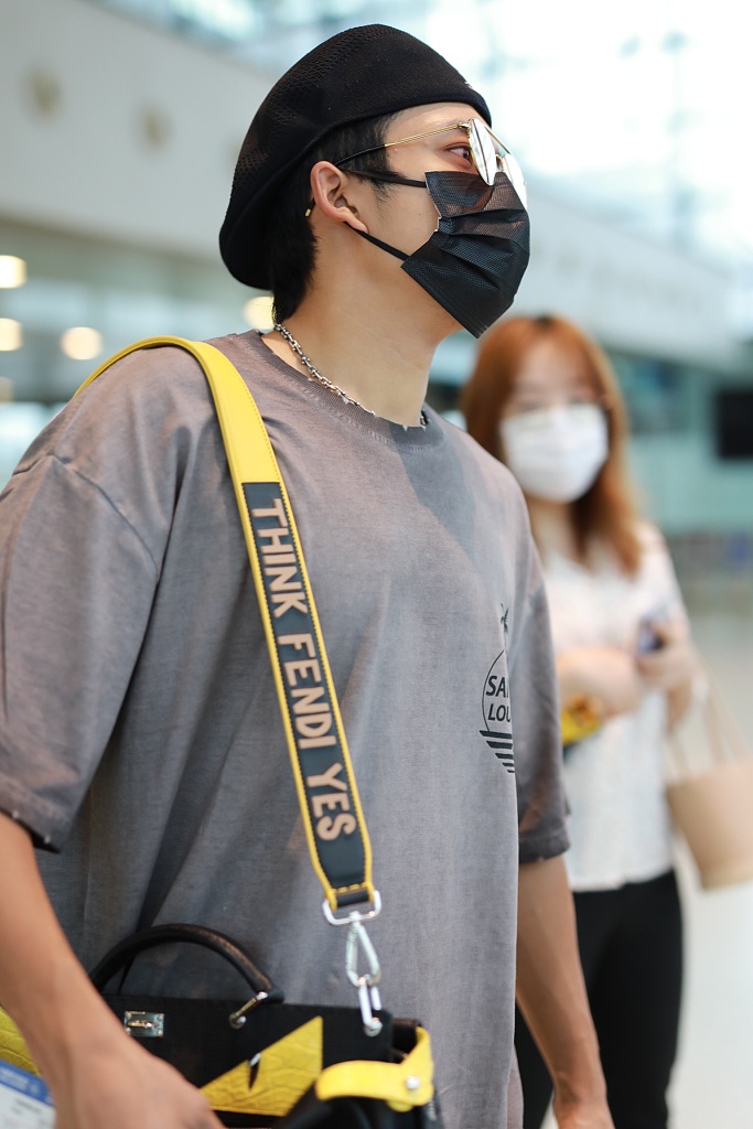 韩东君戴项链耳钉变潮男 酷劲十足走机场