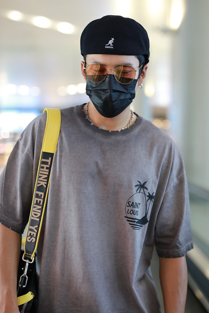韩东君戴项链耳钉变潮男 酷劲十足走机场