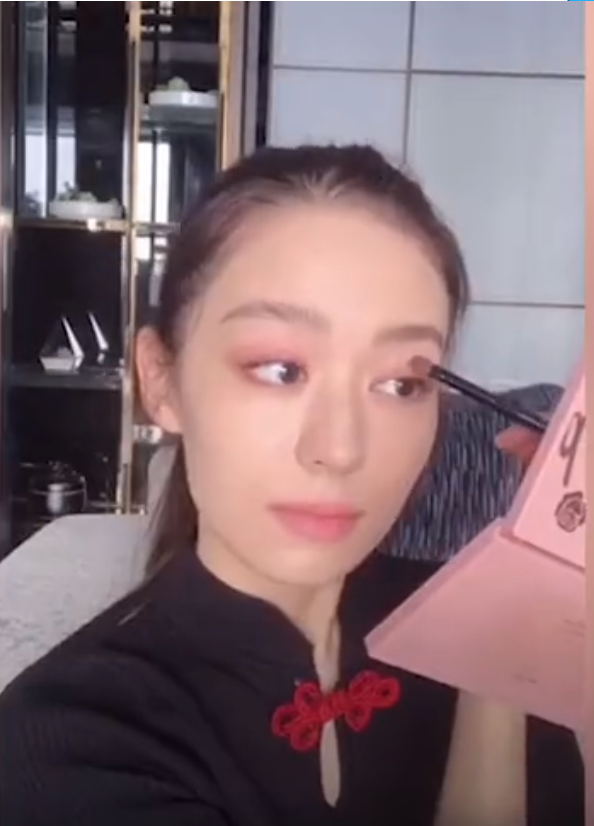 吉娜素颜罕见曝光 妆前皮肤白皙状态好