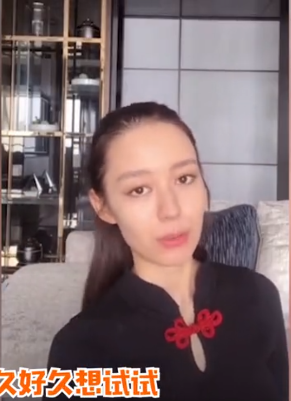 吉娜素颜罕见曝光妆前皮肤白皙状态好