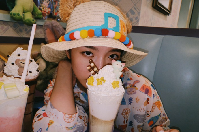 孟美岐晒胶片风写真 草帽搭卡通印花衬衫夏日感足