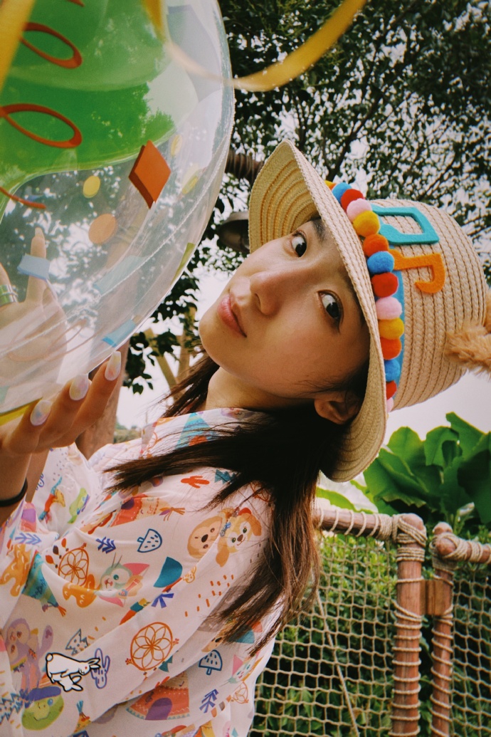 孟美岐晒胶片风写真 草帽搭卡通印花衬衫夏日感足