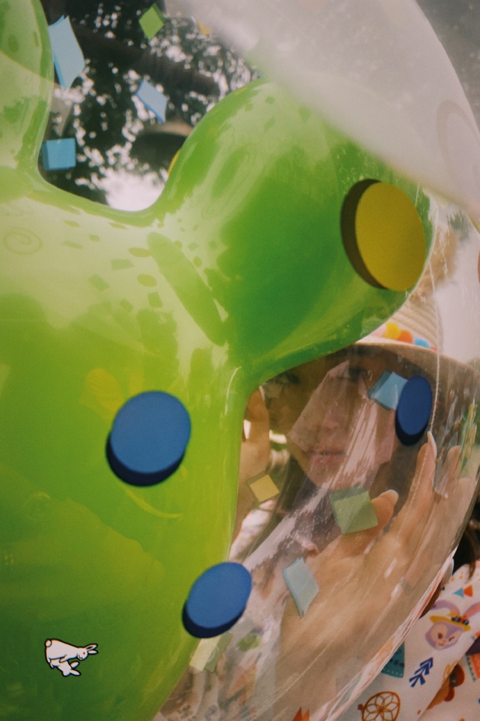 孟美岐晒胶片风写真 草帽搭卡通印花衬衫夏日感足