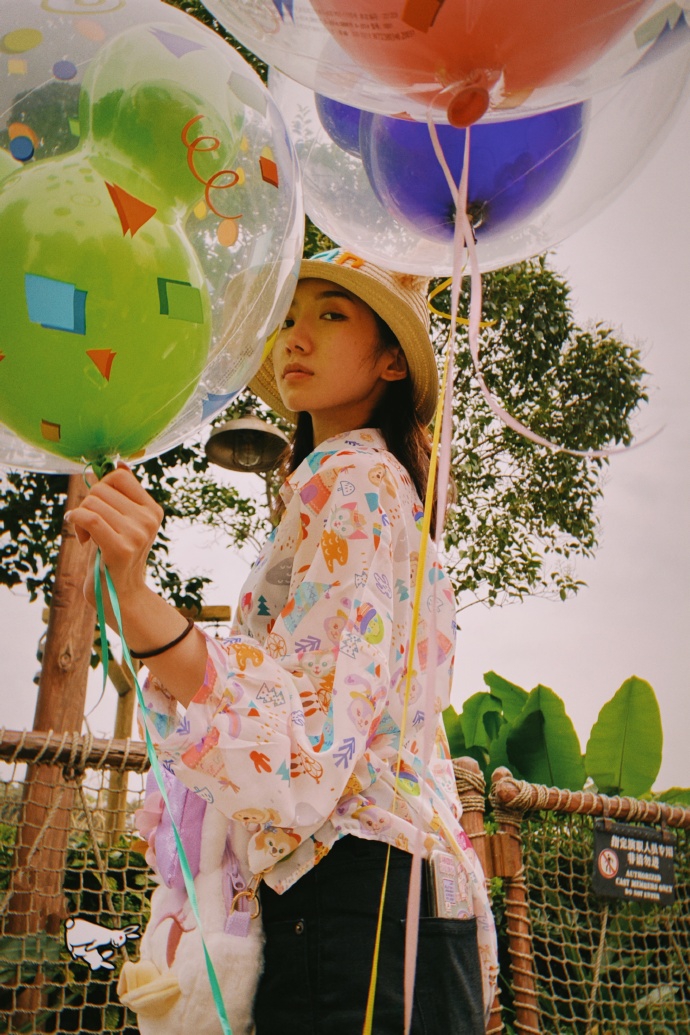 孟美岐晒胶片风写真 草帽搭卡通印花衬衫夏日感足