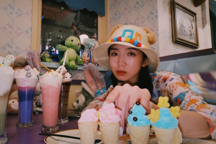 孟美岐晒胶片风写真 草帽搭卡通印花衬衫夏日感足