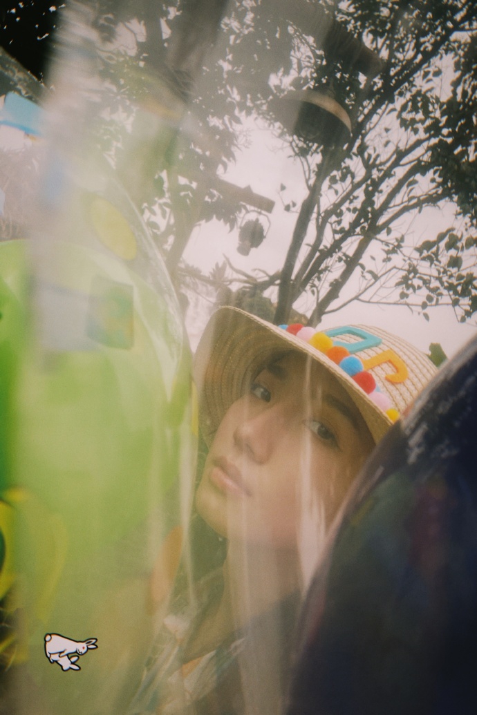 孟美岐晒胶片风写真 草帽搭卡通印花衬衫夏日感足