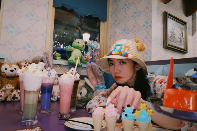 孟美岐晒胶片风写真 草帽搭卡通印花衬衫夏日感足