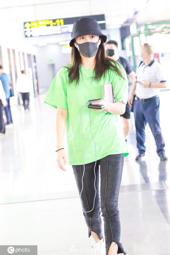 刘芸装扮清新秀苗条身材 回眸侧颜太美太吸睛