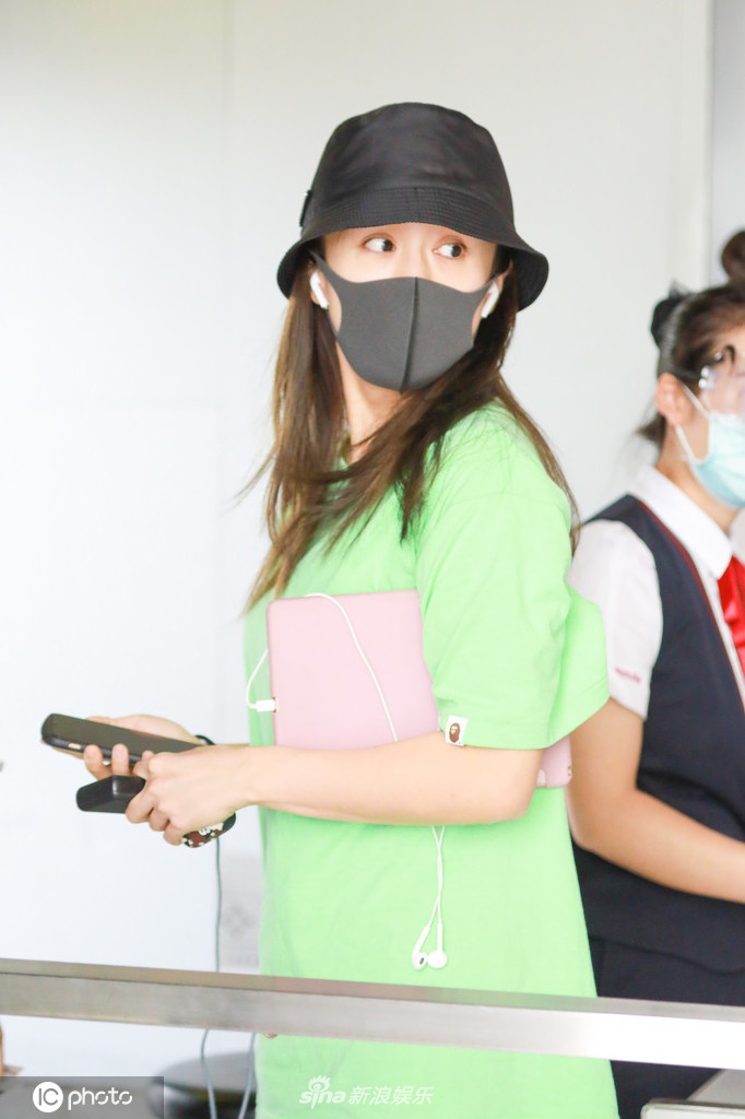 刘芸装扮清新秀苗条身材 回眸侧颜太美太吸睛