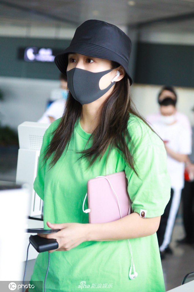 刘芸装扮清新秀苗条身材 回眸侧颜太美太吸睛