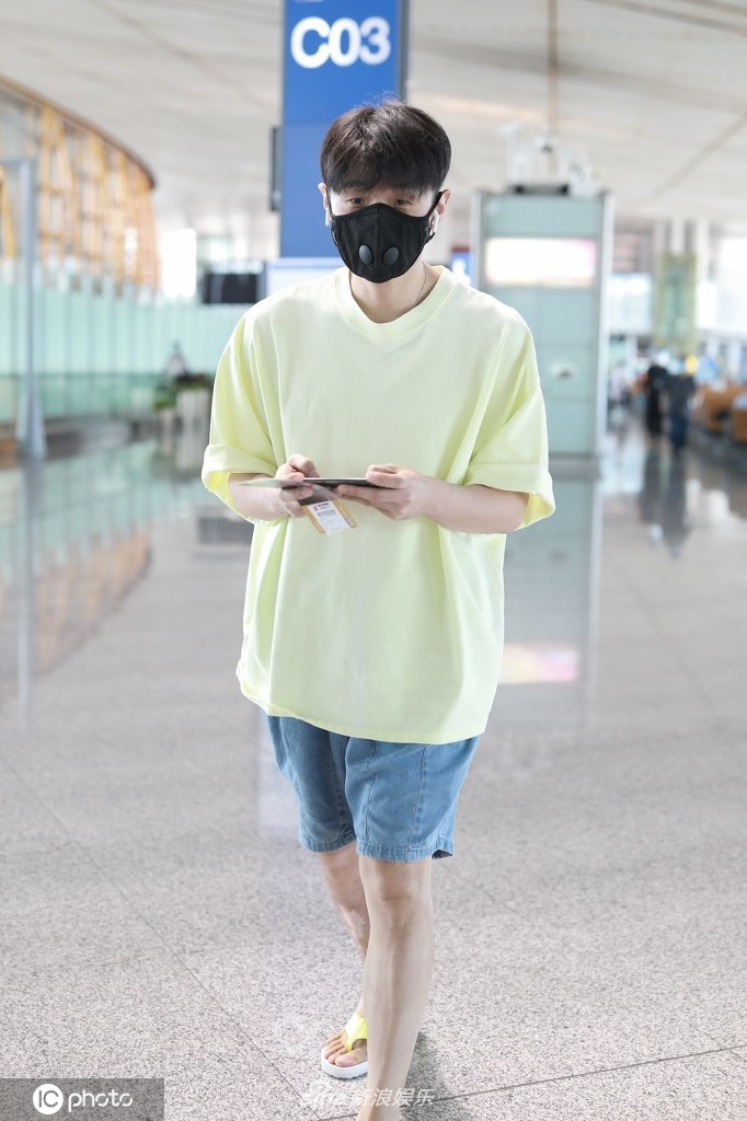 李荣浩穿居家服休闲随性 独自赶路边走边玩手机