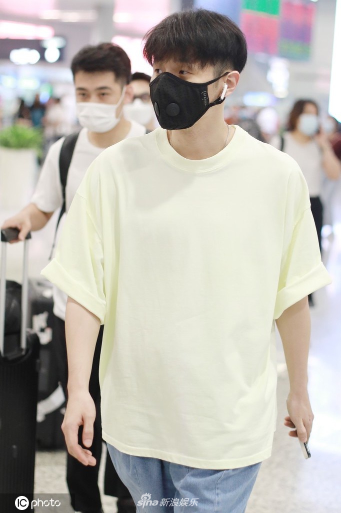 李荣浩穿居家服休闲随性 独自赶路边走边玩手机