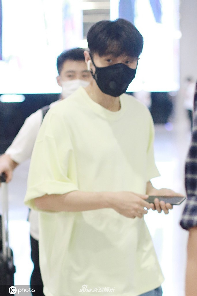 李荣浩穿居家服休闲随性 独自赶路边走边玩手机